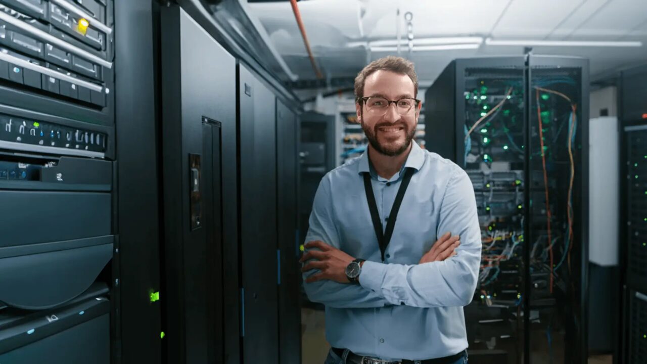 Consultant en infrastructure informatique devant des baies serveurs