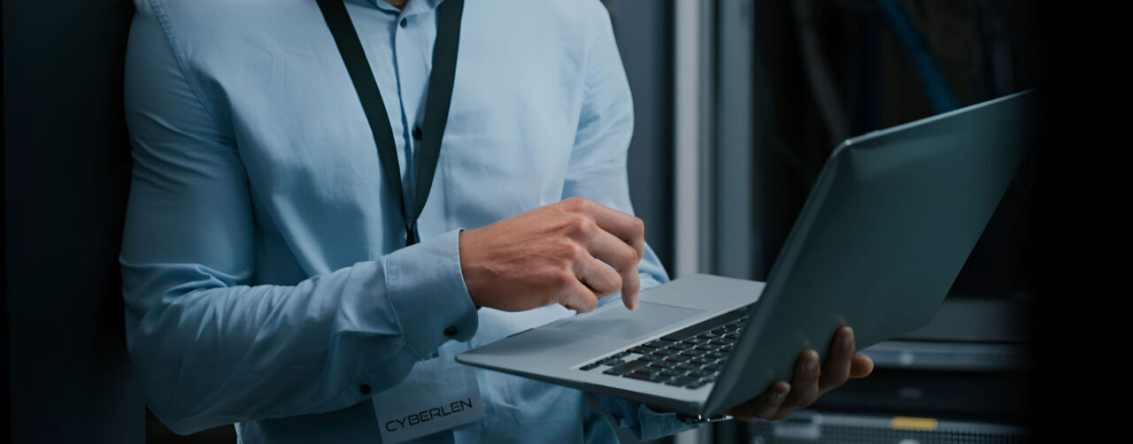 Technicien configurant un serveur depuis un ordinateur portable
